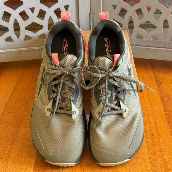 LIKE NEW Altra Women’s Lone Peak 9
Dusty Olive with Bright Pink Accent Size 12 - Picture 4 of 14